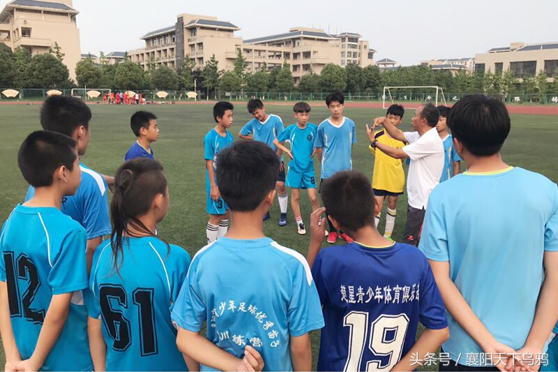 穿着破球鞋的人,穿碎钉足球鞋的职业球员