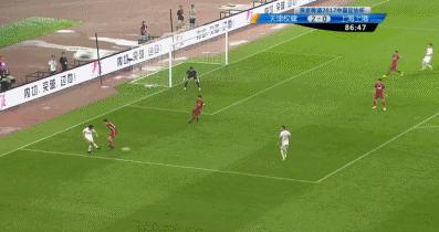 两射一传帕托玩嗨了！“牛尾巴”过人轻松写意，一技术仍然冠绝世界足坛