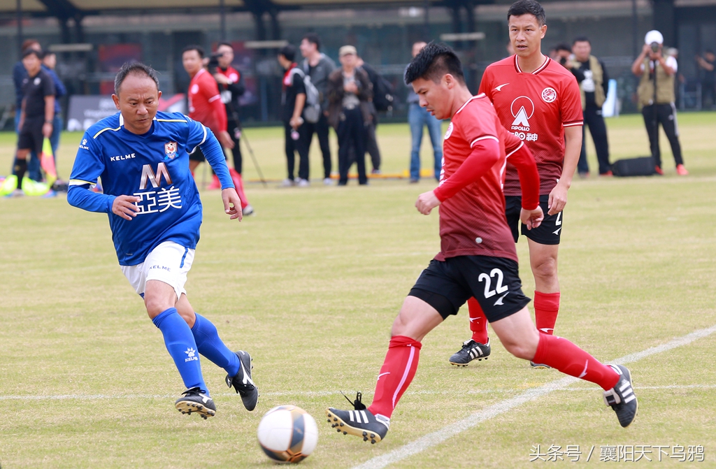 穿着破球鞋的人,穿碎钉足球鞋的职业球员