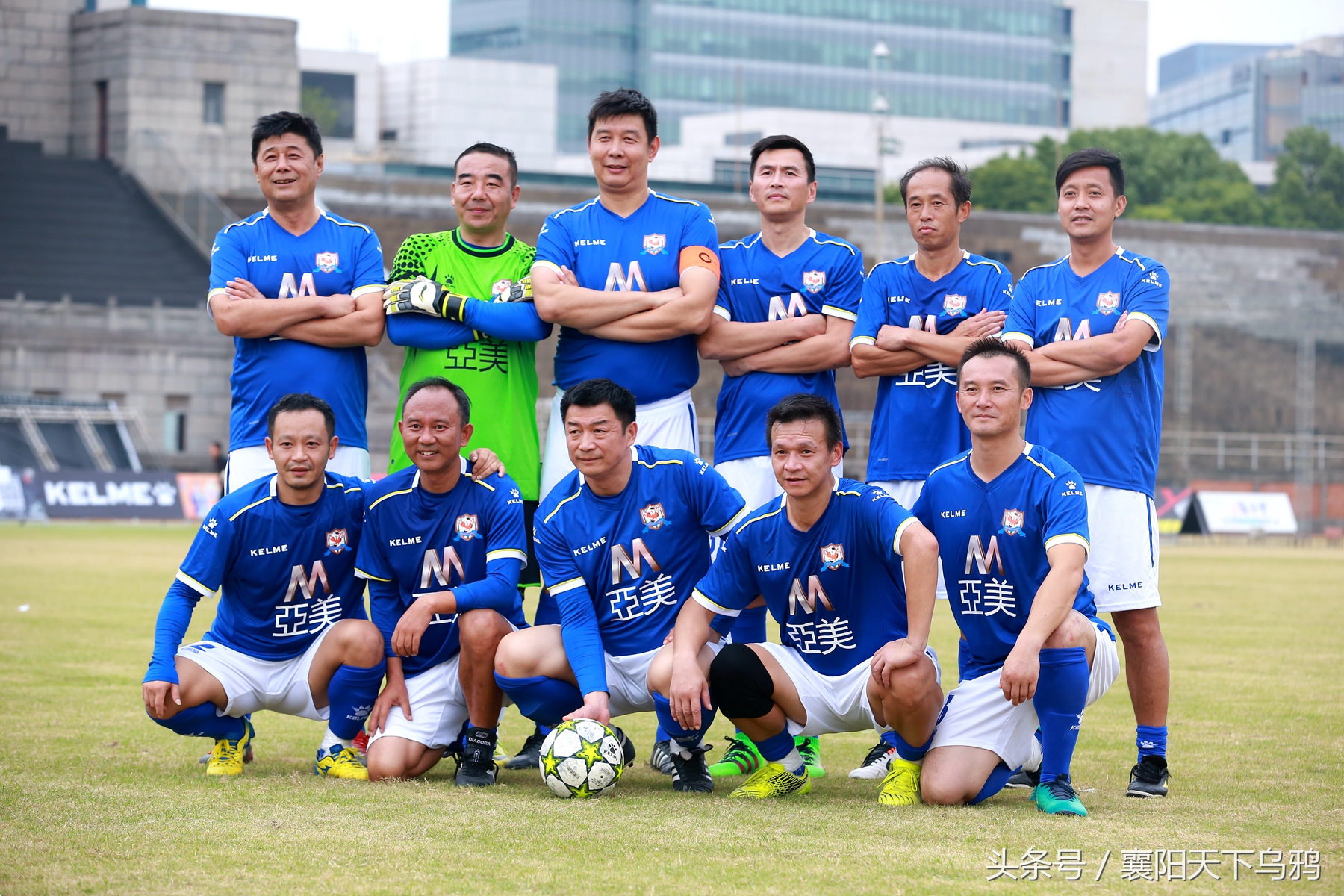 穿着破球鞋的人,穿碎钉足球鞋的职业球员