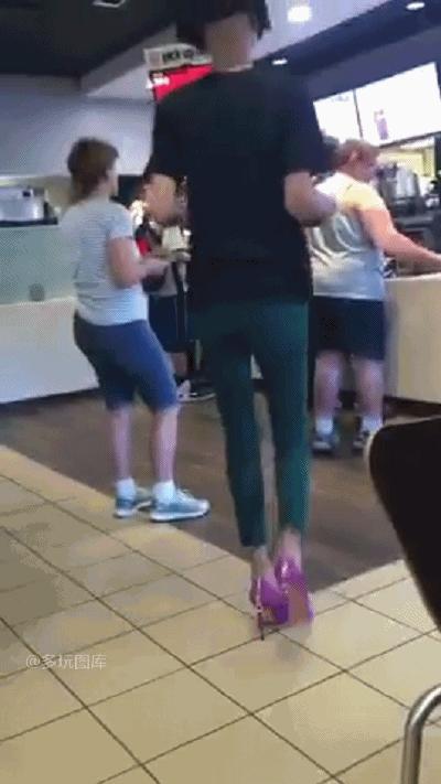 足球球员顶峰身价多少亿,足球员身价是谁的钱