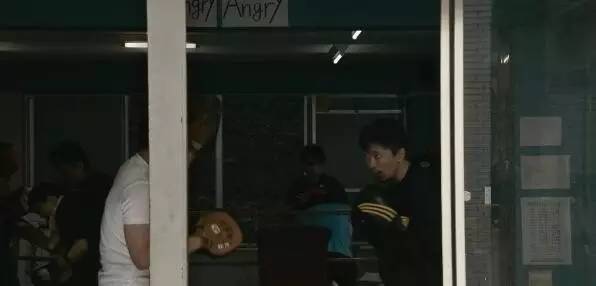 生活强奸了我们，有人选择直面反抗，也有人学会享受，各有各的活法，各有各的人生。