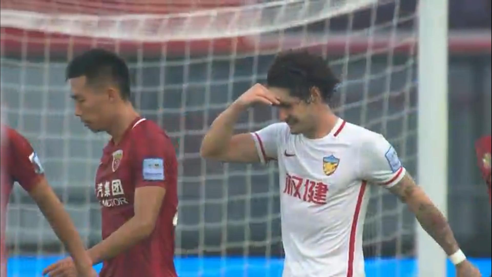 两射一传帕托玩嗨了！“牛尾巴”过人轻松写意，一技术仍然冠绝世界足坛