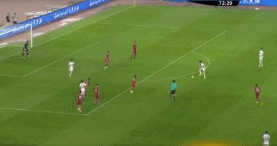 两射一传帕托玩嗨了！“牛尾巴”过人轻松写意，一技术仍然冠绝世界足坛