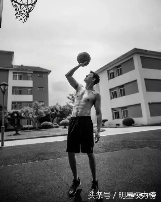 跟着男神一起来“撸铁”！鹿晗陈伟霆刘昊然的健身照荷尔蒙爆棚想舔屏！