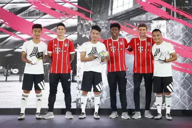 原来有一种见面会的乐趣不比一场球赛少｜阿迪达斯带你在上海看拜仁球员玩蹴鞠