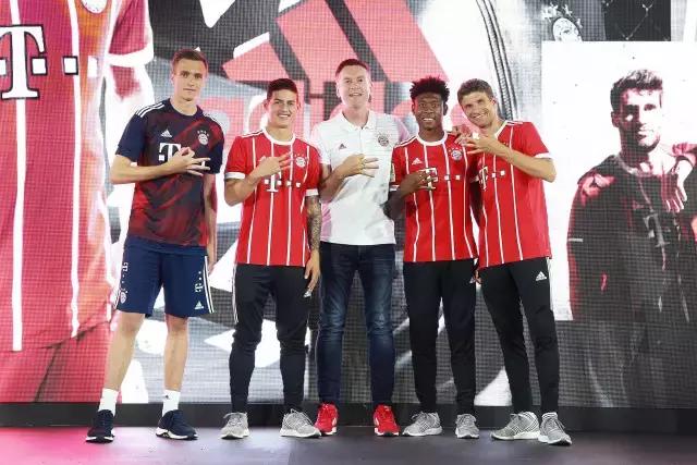 原来有一种见面会的乐趣不比一场球赛少｜阿迪达斯带你在上海看拜仁球员玩蹴鞠