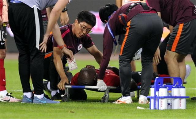 不舍得买衣服，怕家人没饭吃，上场拼到重伤，他是中超最勤勉外援