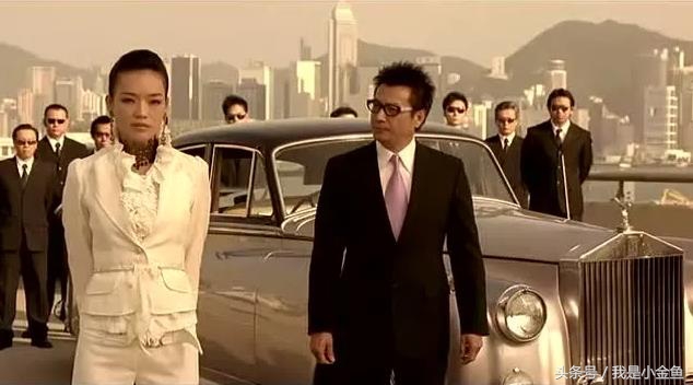 故事：她的后脑上赫然钉着一把一尺来长的*刀砍**！