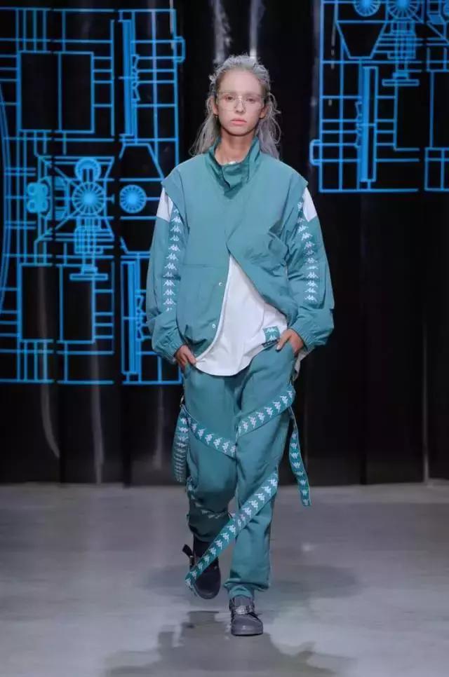 一串字logo,一串字母的衣服商标