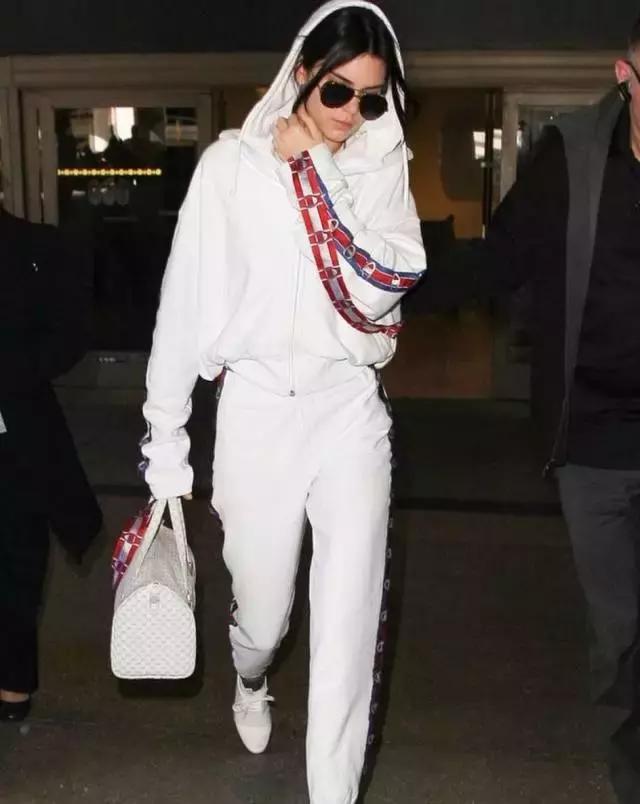 一串字logo,一串字母的衣服商标