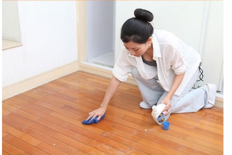 木地板烟头烫的痕迹修复多少钱,烟头烫的木地板痕迹怎么消除