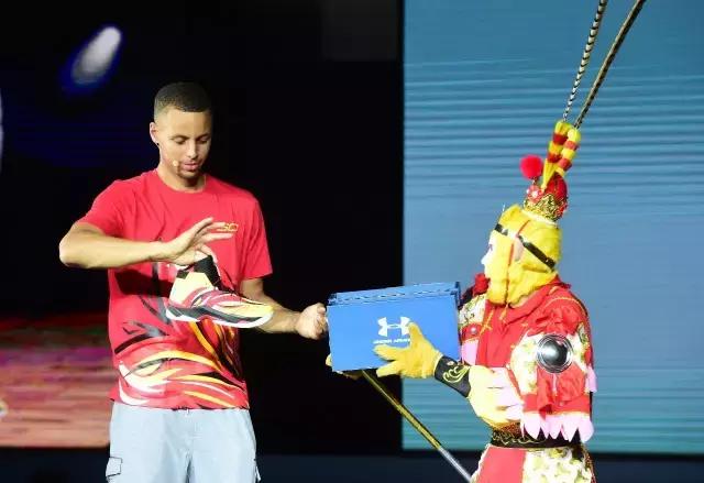 库里新赛季战靴曝光,库里总决赛鞋被踩掉