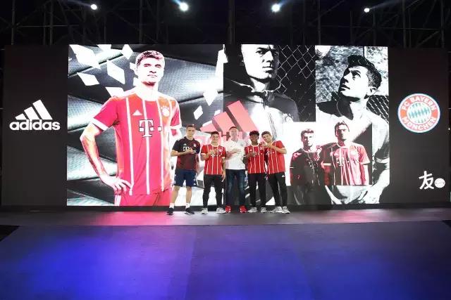 原来有一种见面会的乐趣不比一场球赛少｜阿迪达斯带你在上海看拜仁球员玩蹴鞠