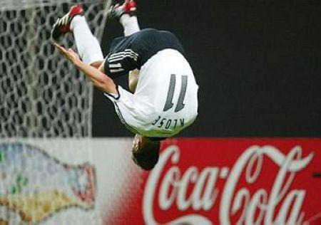 c罗经典庆祝动作国家队,c罗足球场上的庆祝动作