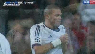 c罗经典庆祝动作国家队,c罗足球场上的庆祝动作