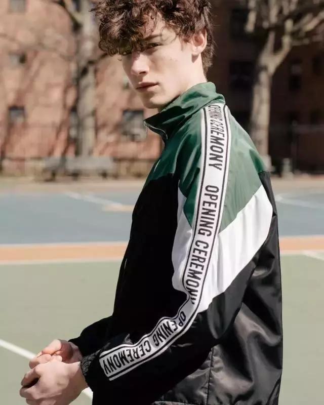 一串字logo,一串字母的衣服商标