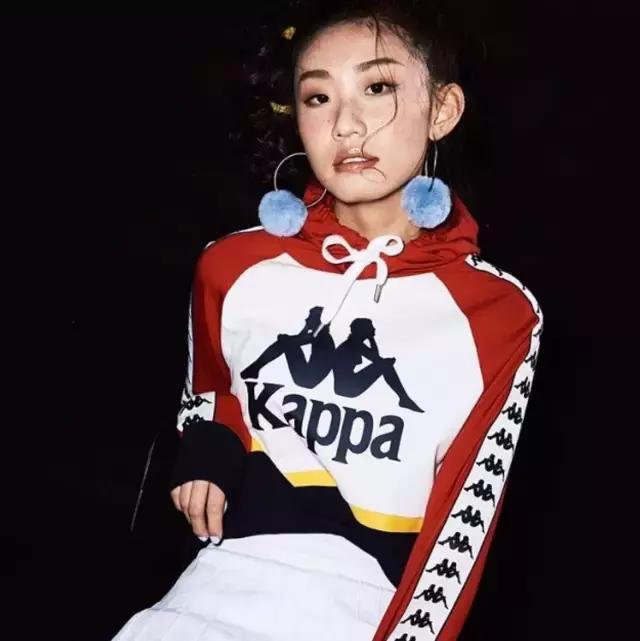 一串字logo,一串字母的衣服商标