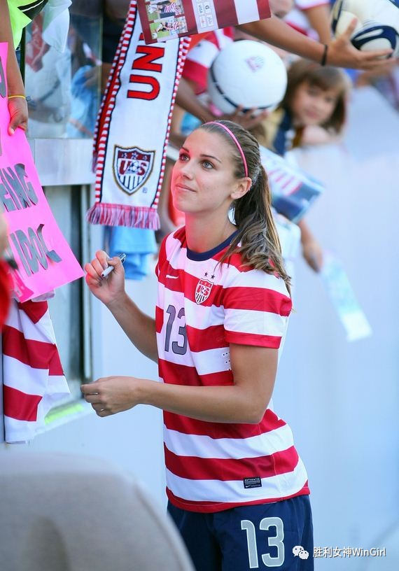 踢足球的科比,一个踢足球的人去打篮球会怎么样