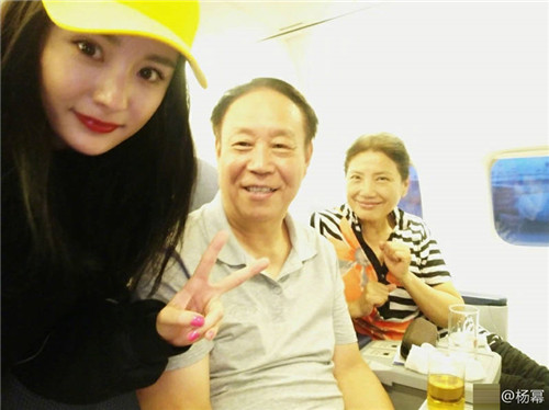 杨幂脖子前后对比,杨幂吻痕