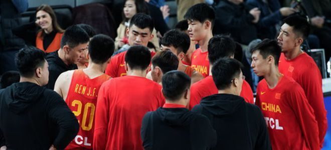 惊了个呆,中国男篮被裁判针对四人在场打球