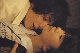 他是“犯桃花”的俊美漫画家，邂逅17岁单纯少女后浪子回头，却因瞥见妻子那一幕，关进“没有女人的地方”