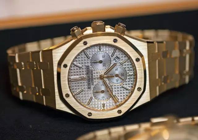 为什么打网球一定要穿裙子,足球员为什么带手表