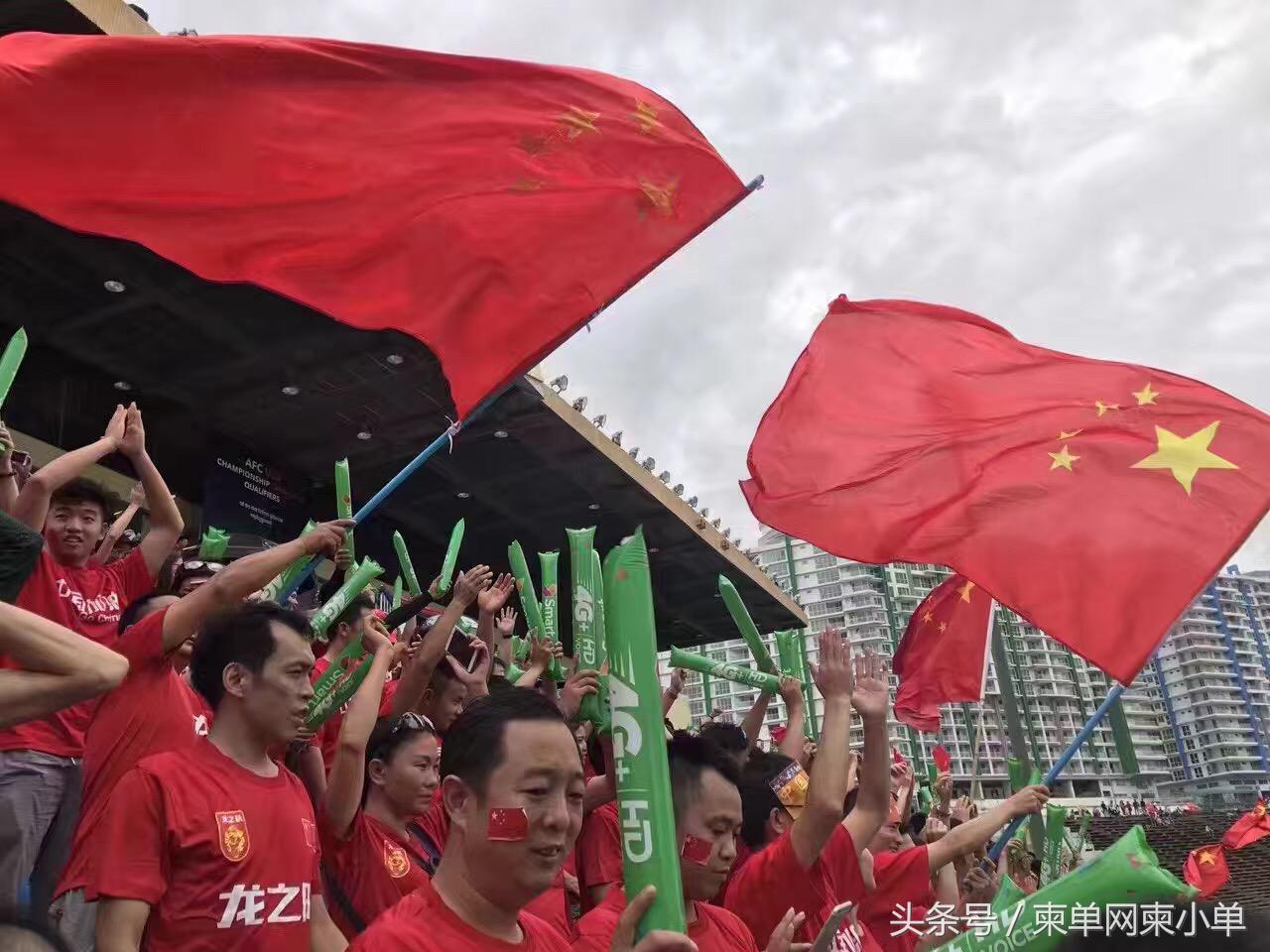 中国足球争气了2:1击败日本队！在柬中国球迷功不可没……