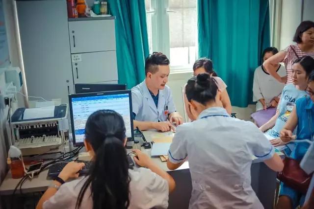 川大华西二院姚医生，为孕妇看病，从医多年获赞