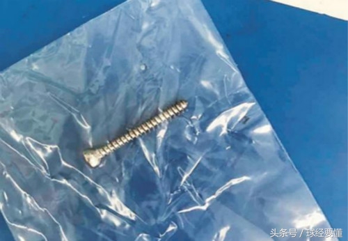 心酸：17岁镶钢钉延续足球梦，13年后取出再圆梦，曾在球场跪地告慰亡父