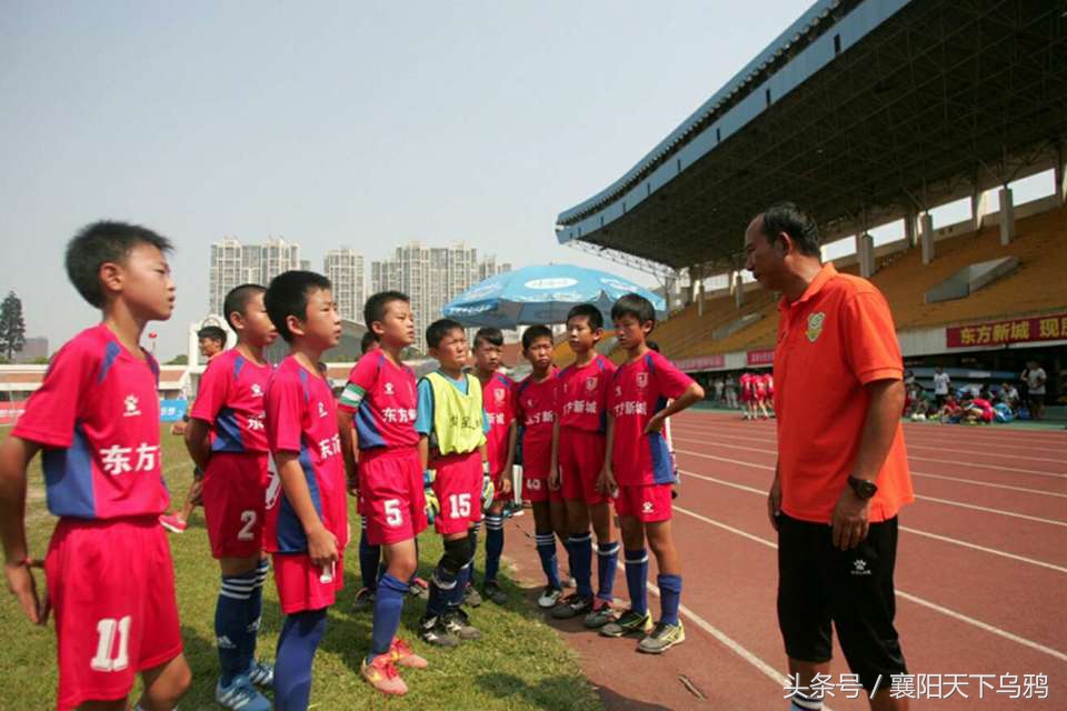 穿着破球鞋的人,穿碎钉足球鞋的职业球员