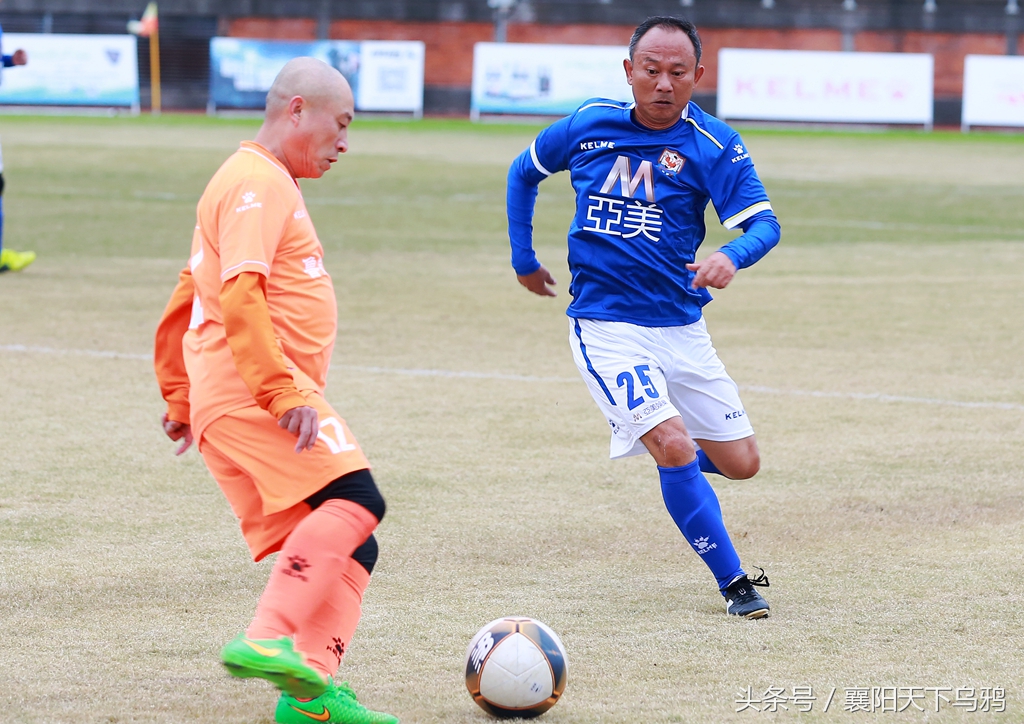 穿着破球鞋的人,穿碎钉足球鞋的职业球员