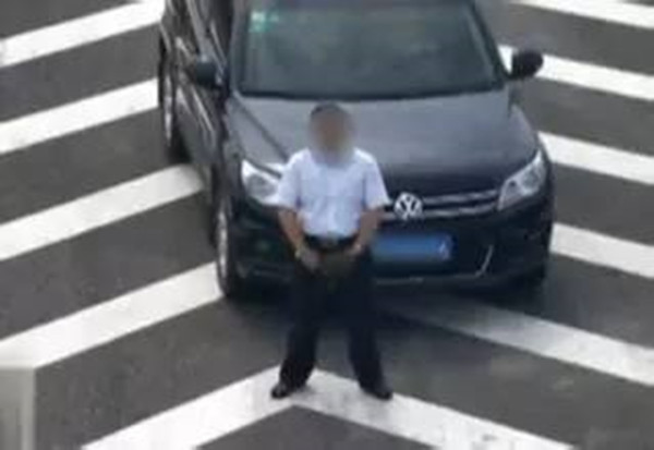 男生堵车时尿急怎么办,在高速上尿急了怎么办