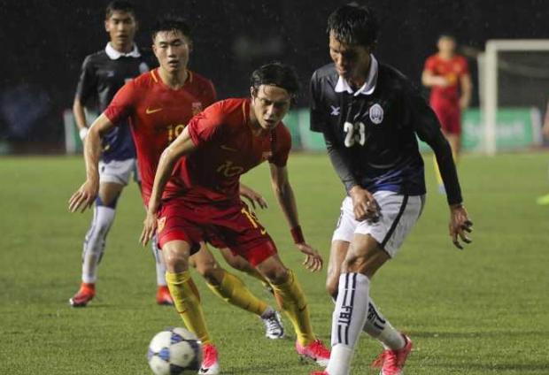 日本队长赛后遭嘲讽找球迷理论,日本国足主帅最新消息