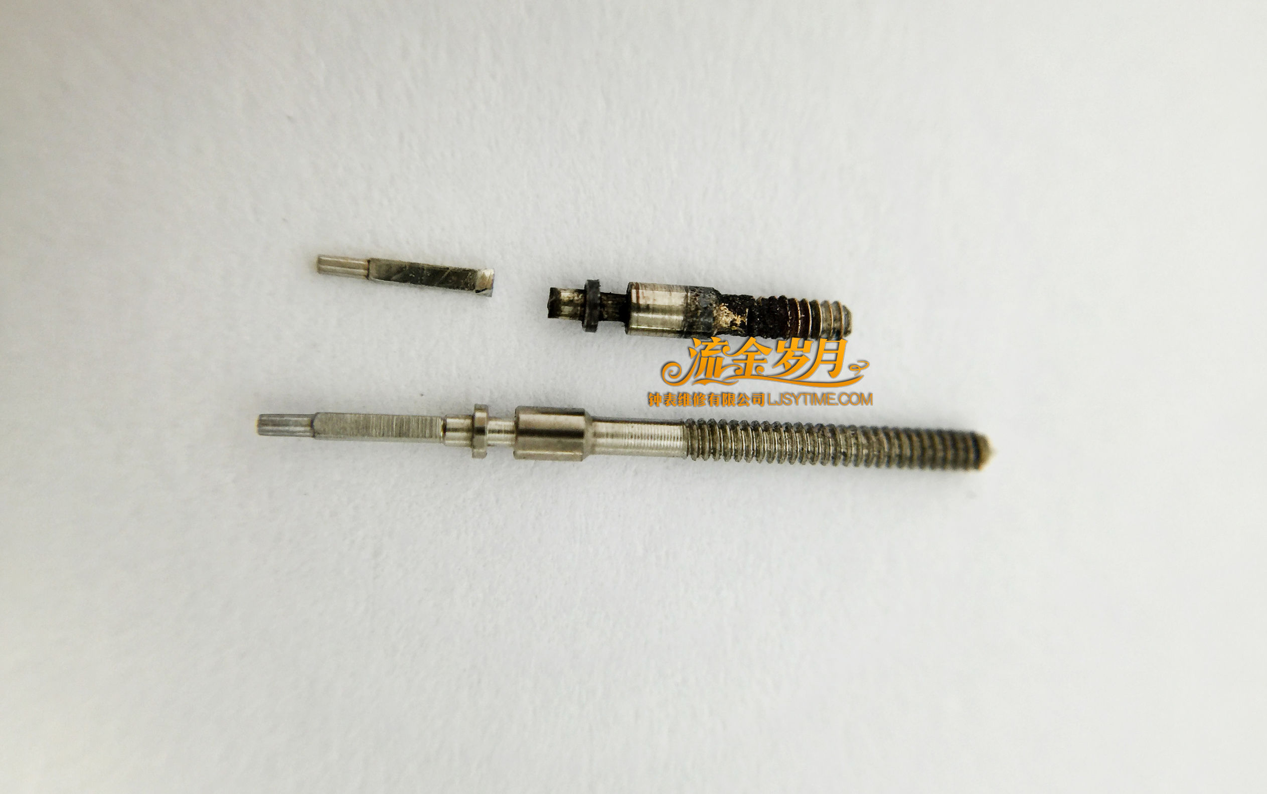 手表进水导致停走，不及时洗油真的很伤！把芯生锈断掉要换，机芯满是锈迹～看芝柏单按钮计时洗油后焕然一新