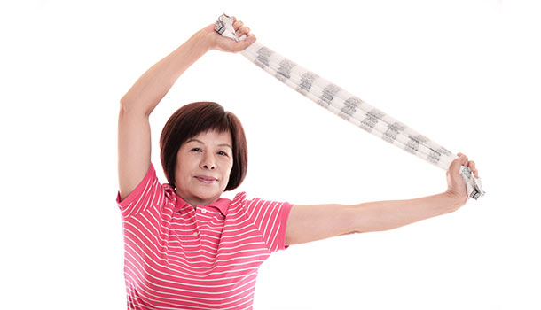 在家就能做：6招毛巾操有助缓解背痛、失眠……