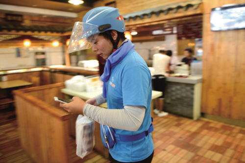 愿每一位订餐人尊重“外卖小哥”，将滚烫的夏日“热度”转换为持久的城市“温度”