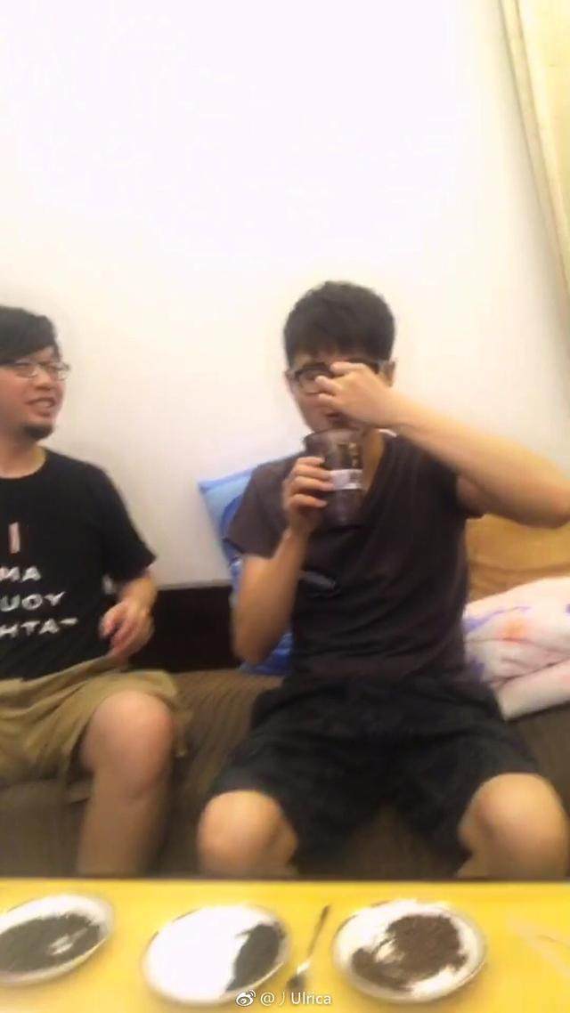 LPL屎上第一真男人，直播吃翔说到做到，吃到最后竟然哭了