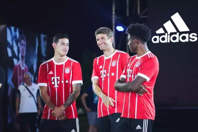 原来有一种见面会的乐趣不比一场球赛少｜阿迪达斯带你在上海看拜仁球员玩蹴鞠