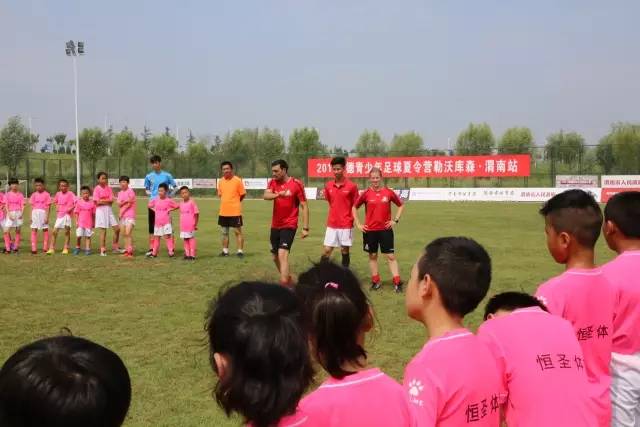 足球青训8-9岁孩子主要练什么,足球青训启蒙训练2-4人