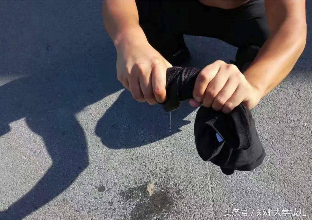 警校汗水湿透,警校生雪中训练