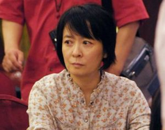 他是周星驰的*用御**龙套，老婆捧红了范冰冰，儿子居然是90后影帝