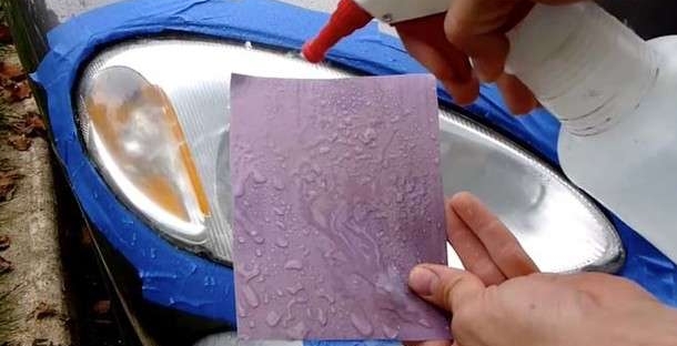 他拿出砂纸把雾化的车灯来回的擦，接下来神奇的事情发生了！