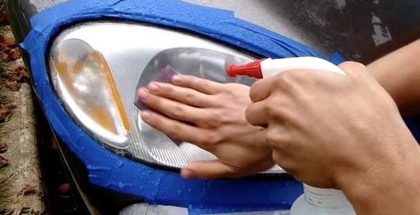 他拿出砂纸把雾化的车灯来回的擦，接下来神奇的事情发生了！