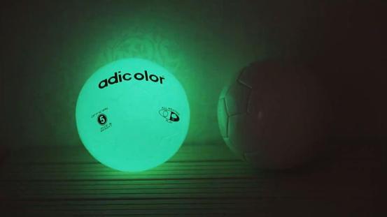 adicolor白色,adicolor夜光足球