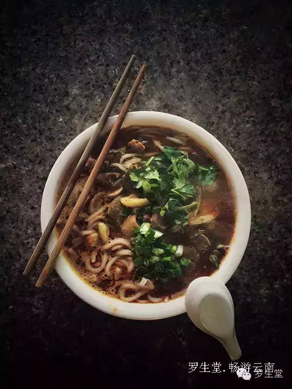 云南旅游攻略必去吃的美食有哪些,云南吃些什么特色美食