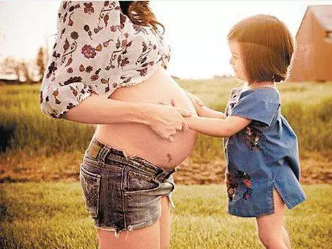 二孩和父亲关系,父母应该让二孩怎么做