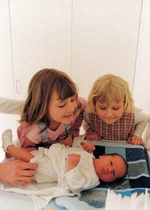 水中分娩胎儿怎么呼吸,孕妇水中分娩过程记录