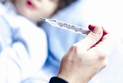 宝宝睡觉爱出汗趴着睡,宝宝睡觉爱挠头怎么回事