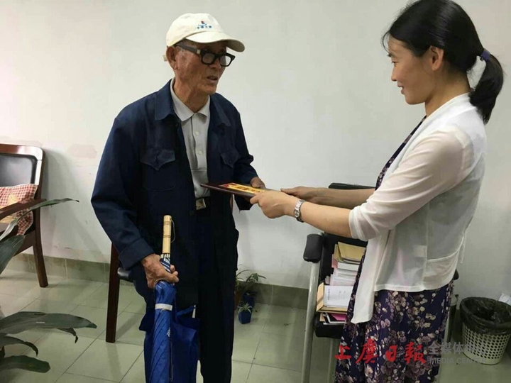 八旬老人捐巨款银行竟然要报警,九旬老人离世家人捐130万善款